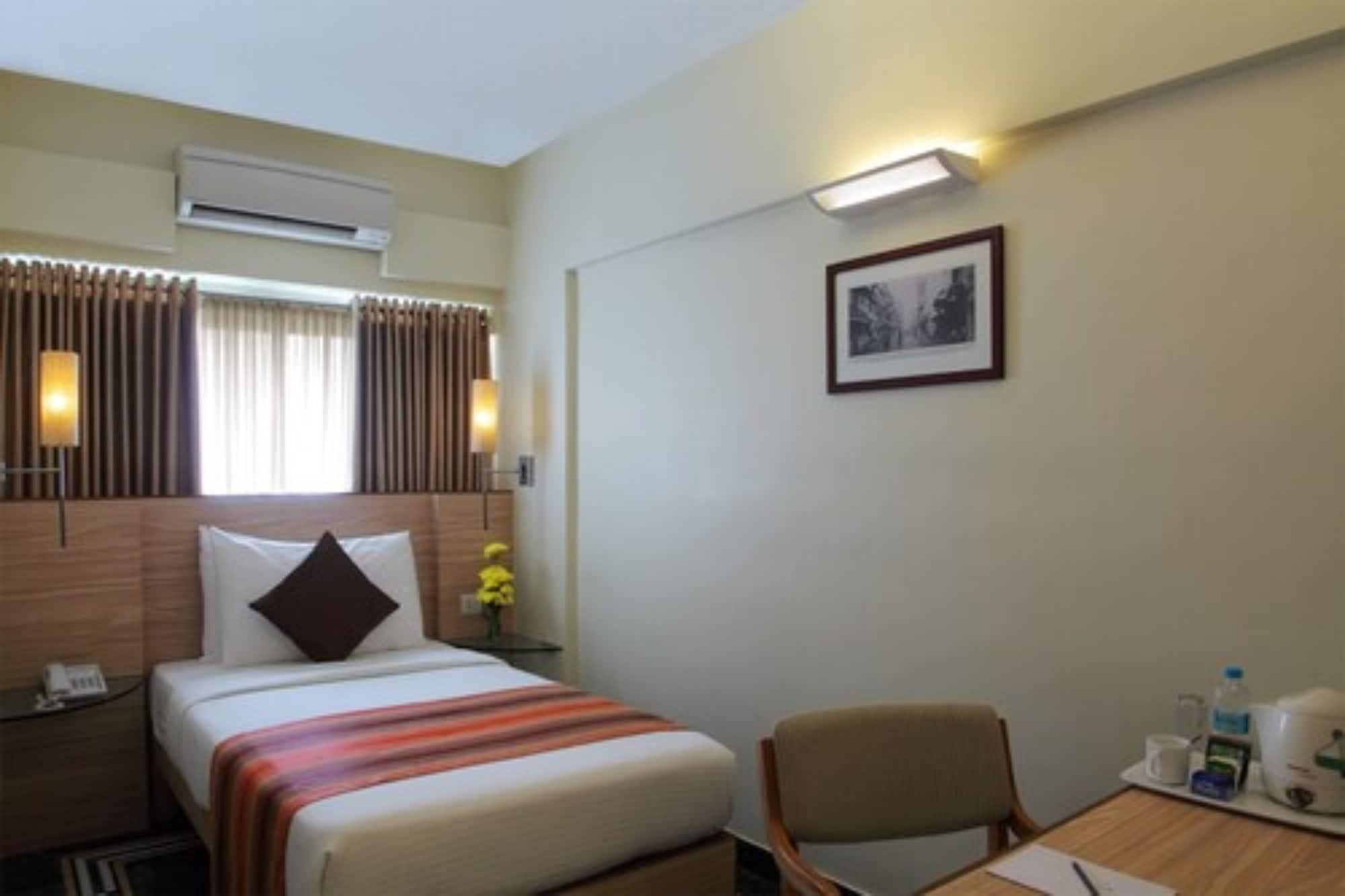 Hiltop Hotel Мумбаї Екстер'єр фото