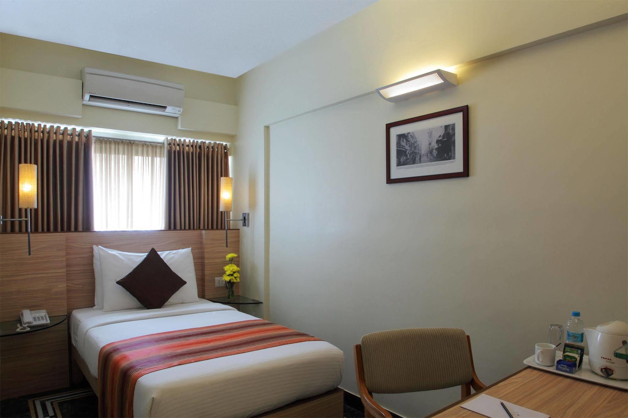 Hiltop Hotel Мумбаї Екстер'єр фото